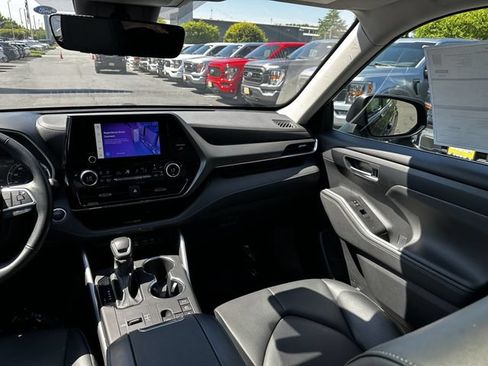 Used 2023 Toyota Highlander XLE AWD/4WD image 17