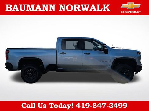 Used 2025 Chevrolet Silverado 2500 ZR2 w/ Technology Package AWD/4WD image 8