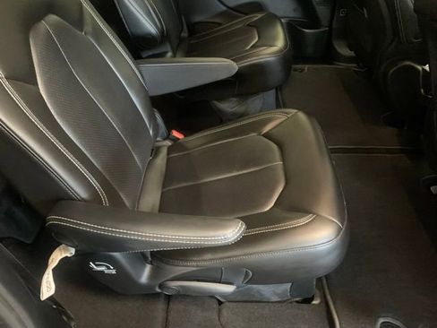 Used 2023 Chrysler Pacifica Touring-L w/ S Appearance Package FWD image 10