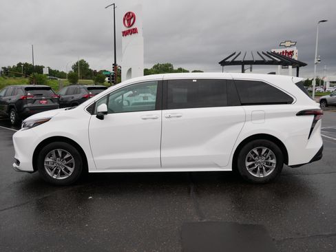 Certified 2025 Toyota Sienna LE FWD image 4
