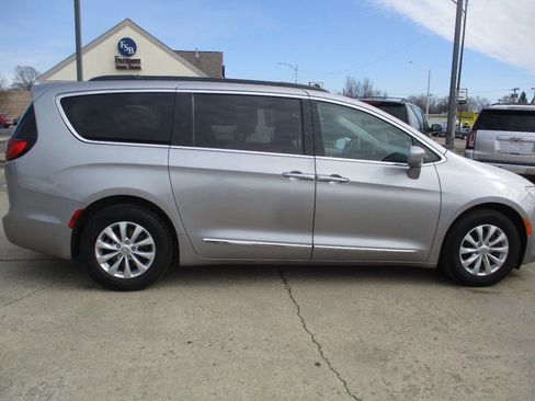 Used 2017 Chrysler Pacifica Touring-L image 7