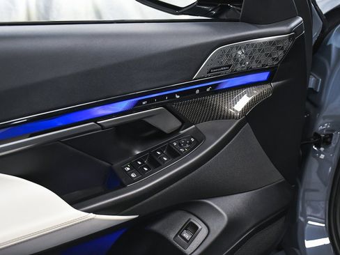 Used 2025 BMW M5 w/ Executive Package image 10