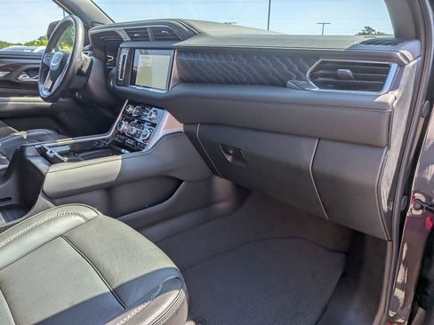 Used 2024 GMC Yukon Denali w/ Advanced Technology Package AWD/4WD image 32
