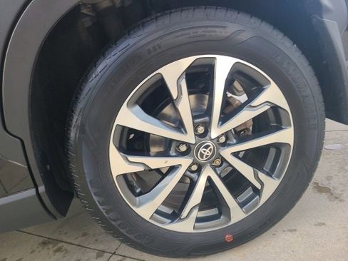 Used 2023 Toyota Corolla Cross XLE image 11