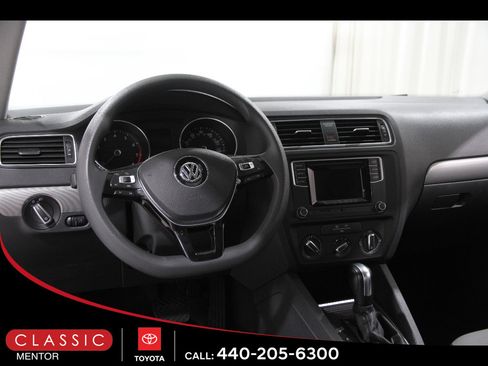 Used 2017 Volkswagen Jetta S image 6