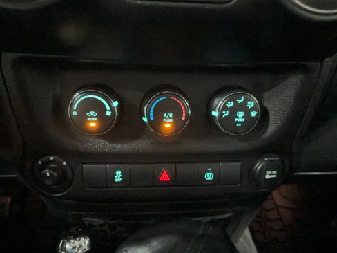 Used 2018 Jeep Wrangler Rubicon w/ Power Convenience Group image 33