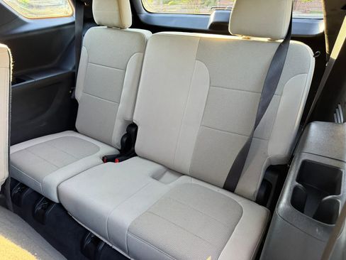 Used 2022 Chevrolet Traverse LS FWD image 12