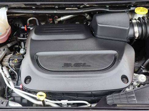 Used 2023 Chrysler Pacifica Touring-L FWD image 24