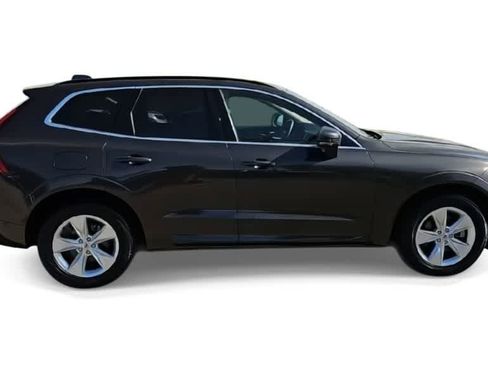 Used 2022 Volvo XC60 B5 Momentum image 9