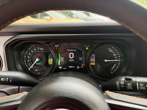 Used 2024 Jeep Wrangler Unlimited w/ Convenience Group AWD/4WD image 17