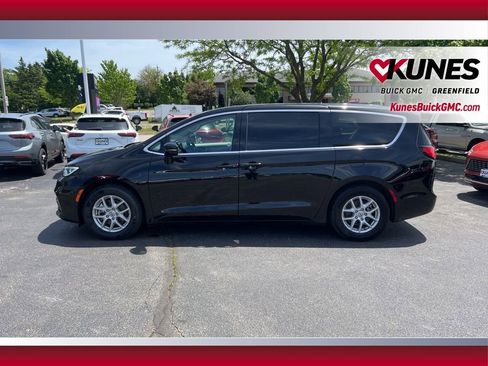 Used 2024 Chrysler Pacifica Touring-L FWD image 10