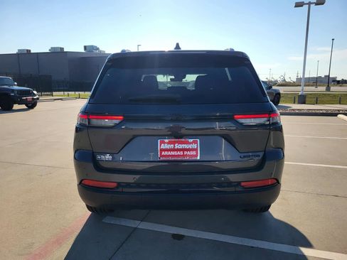 New 2025 Jeep Grand Cherokee Limited w/ Black Appearance Package image 4