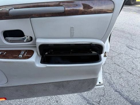 Used 2002 Lincoln Town Car Executive RWD image 16