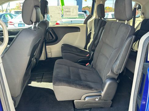 Used 2019 Dodge Grand Caravan SE w/ UConnect Hands-Free Group image 11