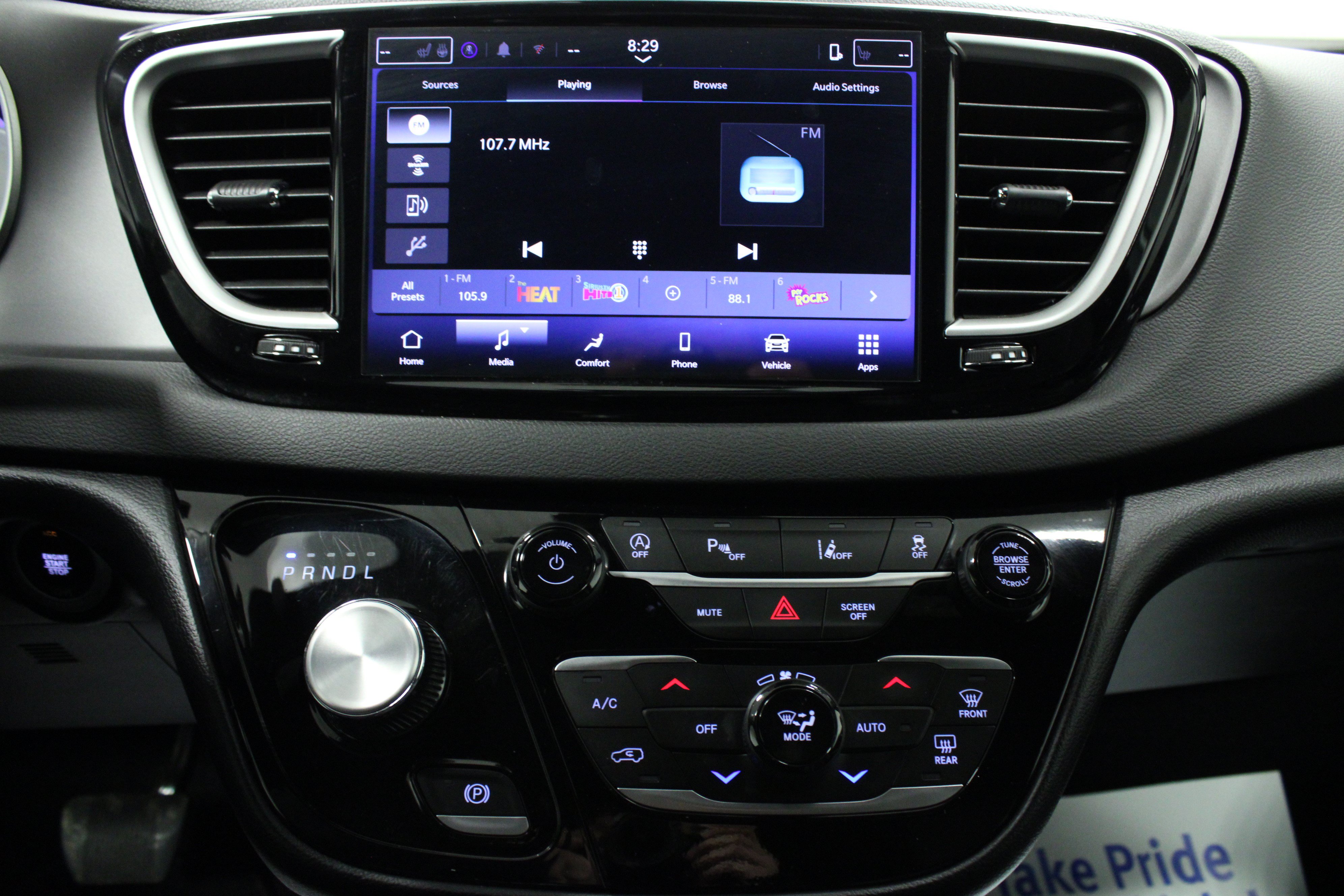 Used 2025 Chrysler Voyager LX FWD image 23