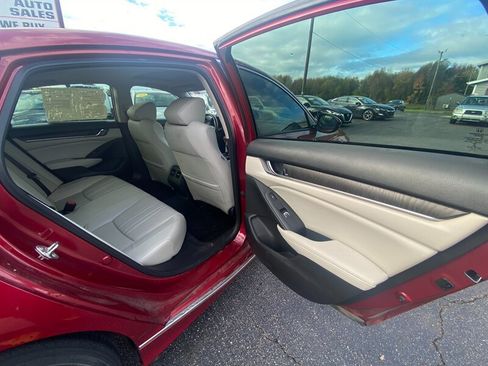 Used 2018 Honda Accord Touring image 16