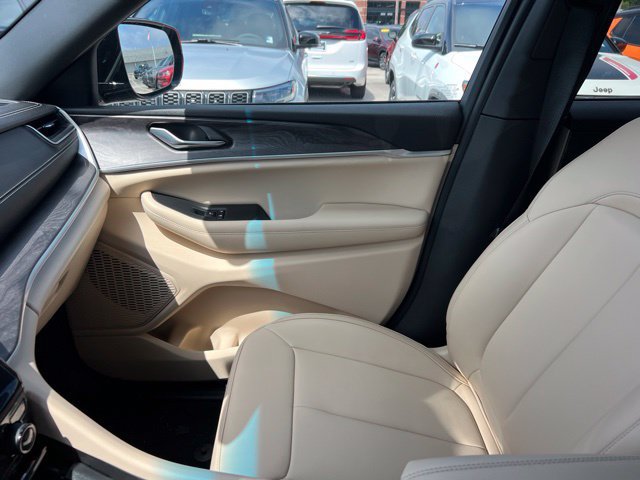 Used 2024 Jeep Grand Cherokee Limited AWD/4WD image 21
