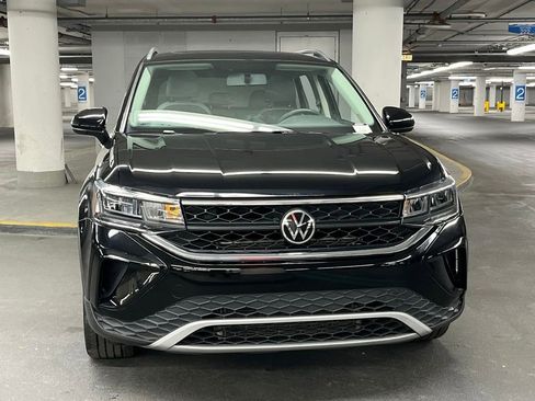 Certified 2022 Volkswagen Taos SE w/ Panoramic Sunroof Package image 31