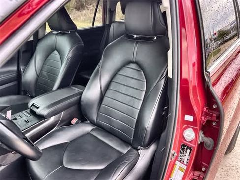 Used 2021 Toyota Highlander XLE image 11