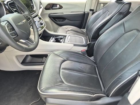 Used 2023 Chrysler Pacifica Limited FWD image 25