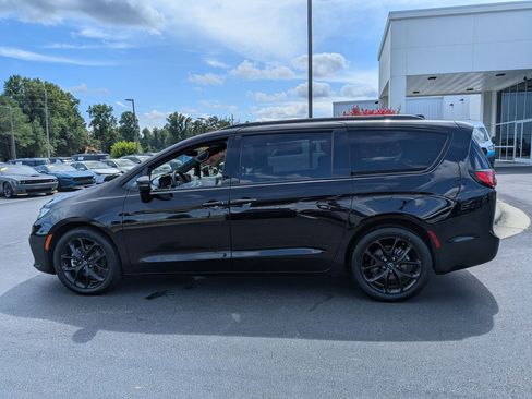 Used 2025 Chrysler Pacifica Limited FWD image 8