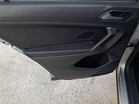 Certified 2021 Volkswagen Tiguan SE w/ Panoramic Sunroof Package image 11