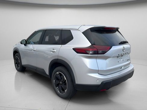 Used 2024 Nissan Rogue SV image 10