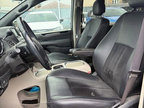 Used 2018 Dodge Grand Caravan SXT FWD image 2