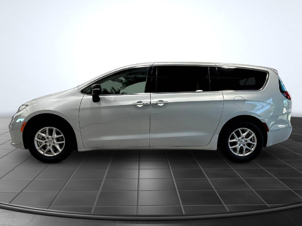 Used 2024 Chrysler Pacifica Touring-L FWD image 5