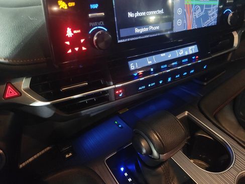 Used 2023 Toyota Sienna XSE image 9