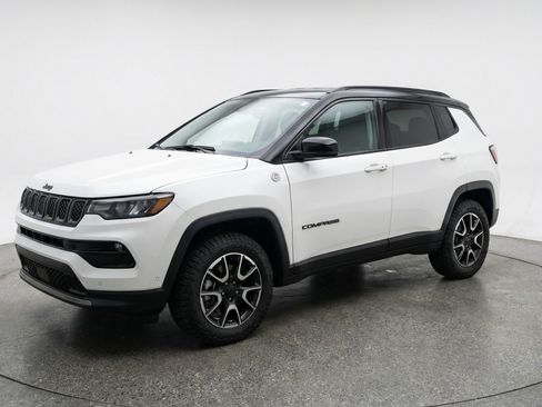 Used 2025 Jeep Compass Trailhawk image 3