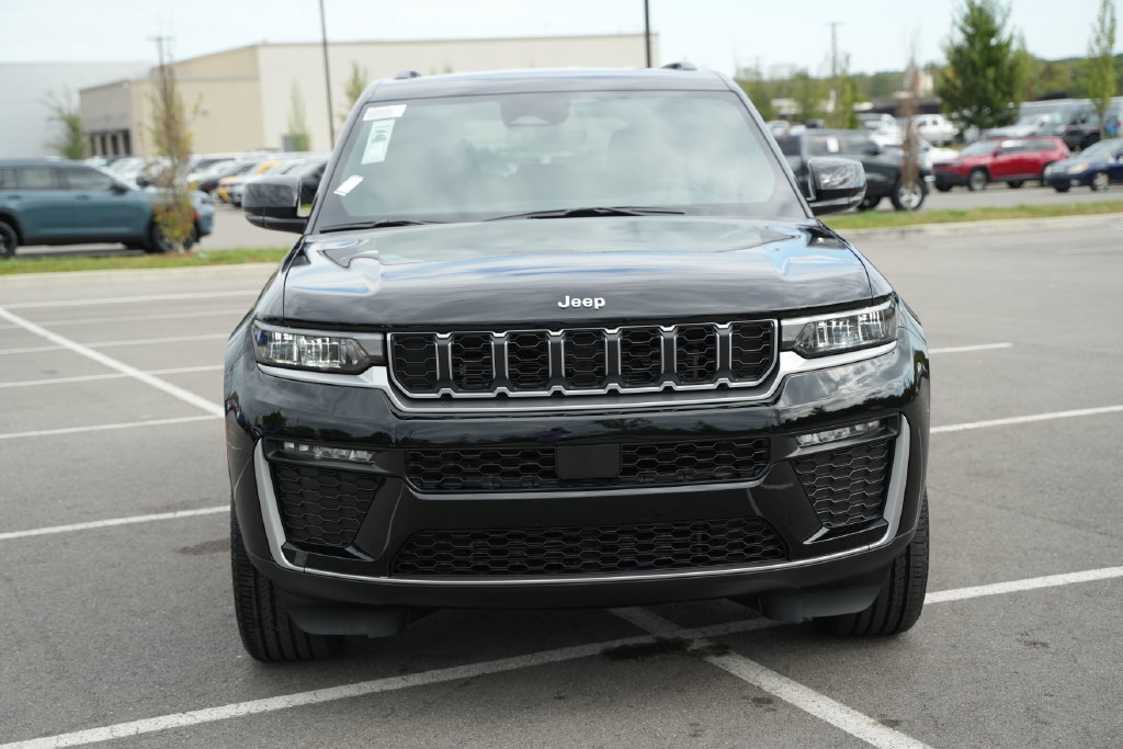 New 2027 Jeep Grand Cherokee Limited w/ MOPAR Finishing Package AWD/4WD image 2