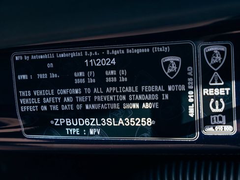 Used 2025 Lamborghini Urus SE AWD/4WD image 45