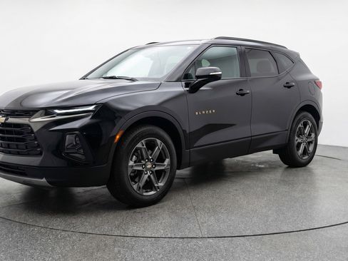 Used 2025 Chevrolet Blazer LT image 3