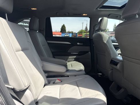 Used 2017 Toyota Highlander XLE AWD/4WD image 18