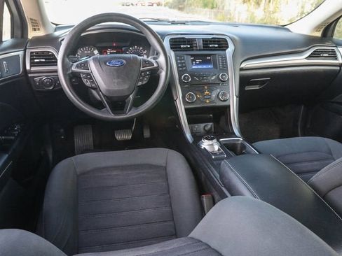 Used 2017 Ford Fusion SE FWD image 16