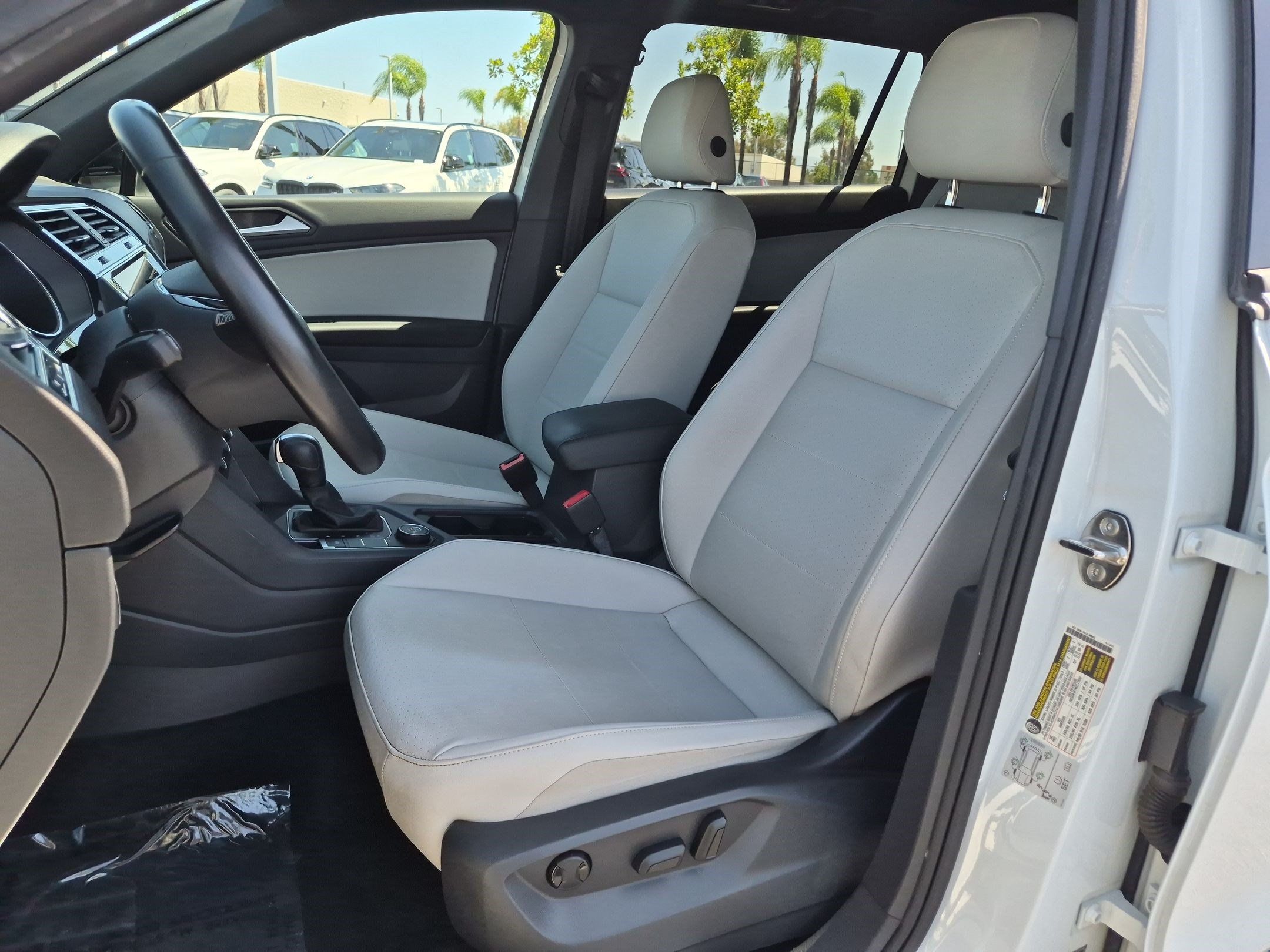 Used 2020 Volkswagen Tiguan SE R-Line AWD/4WD image 16