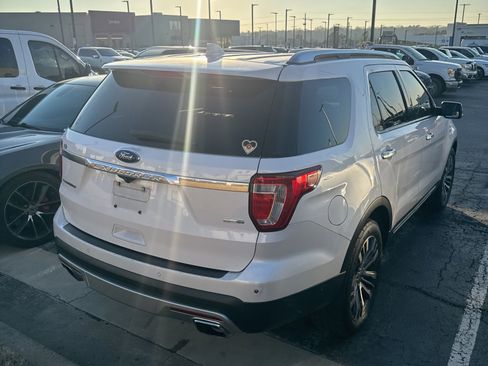 Used 2017 Ford Explorer Platinum image 3
