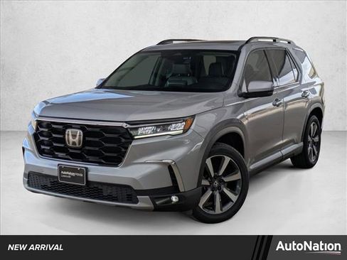 Used 2024 Honda Pilot Touring image 1