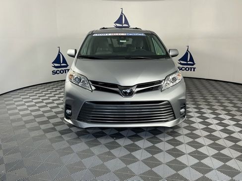 Used 2020 Toyota Sienna XLE Premium image 2