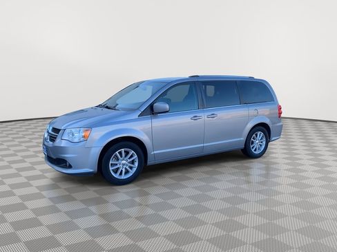 Used 2019 Dodge Grand Caravan SXT image 3