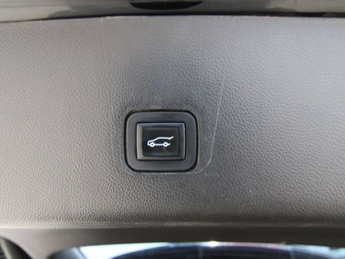Used 2019 Chevrolet Traverse LT w/ LPO, Blackout Package AWD/4WD image 39