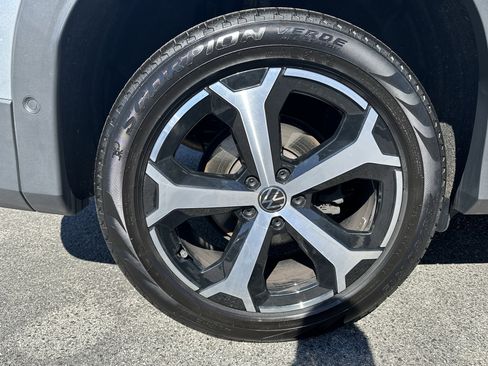 Used 2025 Volkswagen Tiguan SE image 8