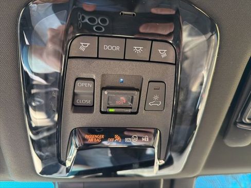 Used 2023 Toyota Venza Limited image 24