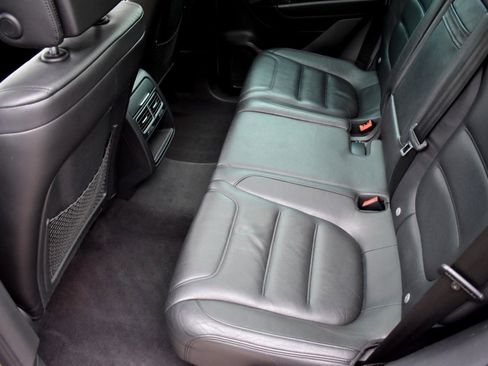 Used 2012 Volkswagen Touareg Sport image 27