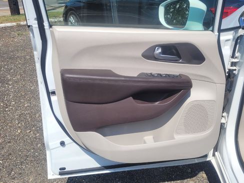 Used 2017 Chrysler Pacifica Touring-L Plus image 9