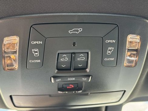 Used 2025 Toyota Sienna Platinum AWD/4WD image 21