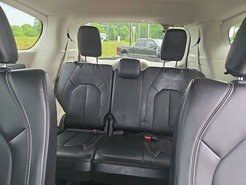 Used 2024 Chrysler Pacifica Touring-L FWD image 12