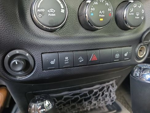 Used 2016 Jeep Wrangler Unlimited Rubicon w/ Connectivity Group AWD/4WD image 14