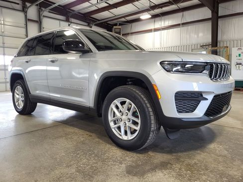 New 2025 Jeep Grand Cherokee Laredo w/ Luxury Tech Group I AWD/4WD image 7